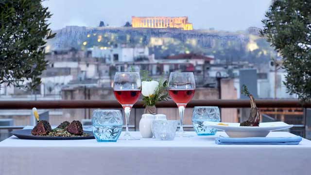 Bar en la azotea Sky Lounge Bar para cenar en la azotea en Melia en Atenas