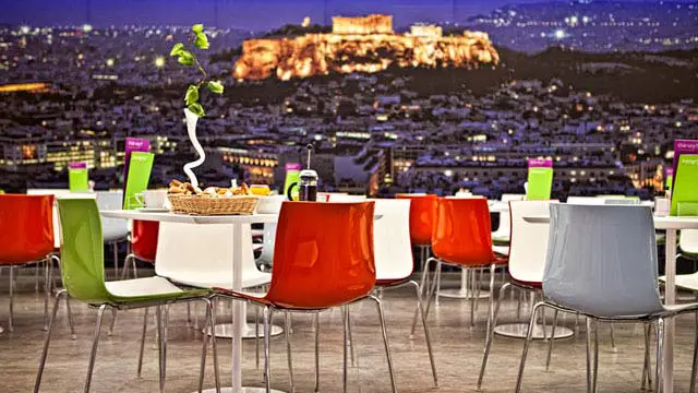 Bar en la azotea Novus City Hotel en Aten