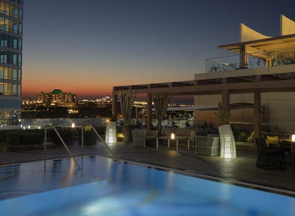 Bar en la azotea Azura Panoramic Lounge en Abu Dhabi