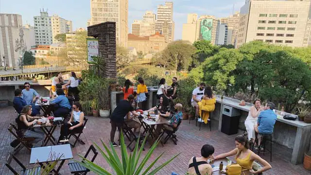 Bar en la azotea Balsa en Sao Paulo