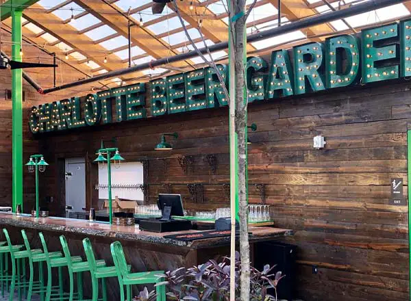 Bar en la azotea Charlotte Beer Garden en Charlotte