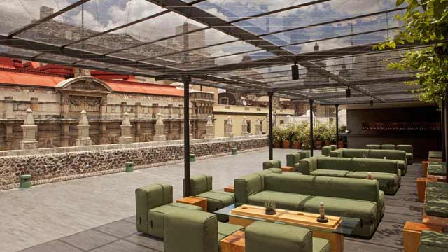 Bar en la azotea Bar en la terraza del hotel céntrico en la Ciudad de México