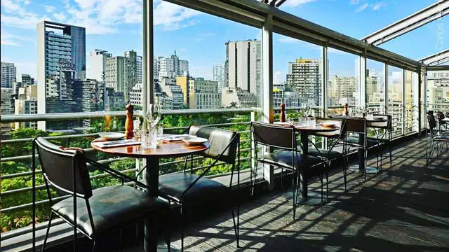 Bar en la azotea Esther Rooftop en Sao Paulo