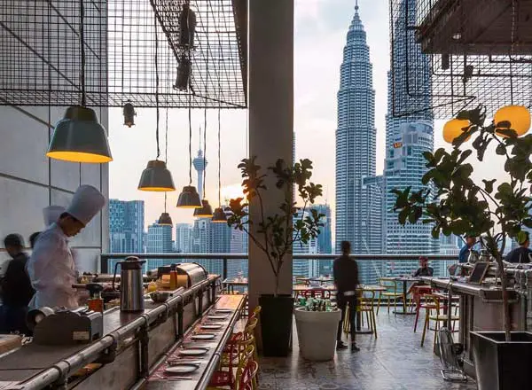 Bar en la azotea Fuego en Troika Sky Dining en Kuala Lumpur