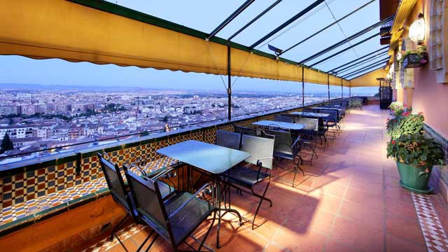 Bar en la azotea del Hotel Alhambra Palace en Granada