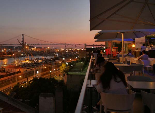 Bar en la azotea Le Chat en Lisboa