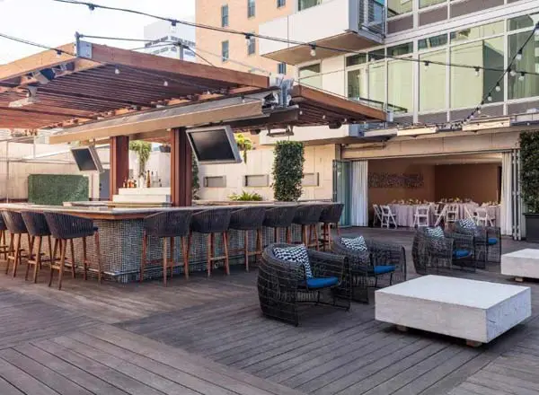 Bar en la azotea, terraza de la piscina y salón del nivel 4 en San Diego