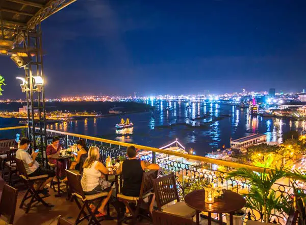 Bar en la azotea M Bar en el Hotel Majestic Saigon en Ho Chi Minh