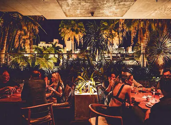 Bar en la azotea MILA en Miami
