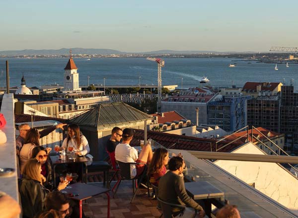 Bar en la azotea Noobai en Lisboa