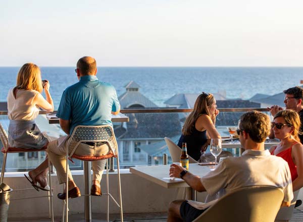 Rooftop bar Pescado Seafood Grill and Rooftop Bar en Costa Esmeralda