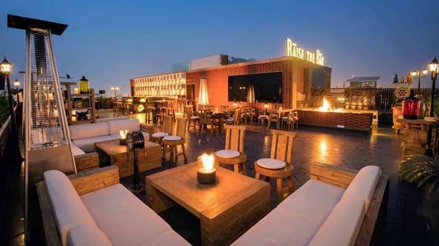 Bar en la azotea Raise The Bar Rooftop en Nueva Delhi