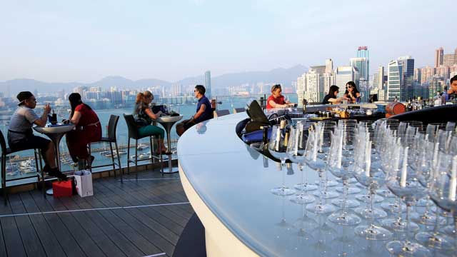 Bar en la azotea SKYE en el Hotel de Park Lane en Hong Kong