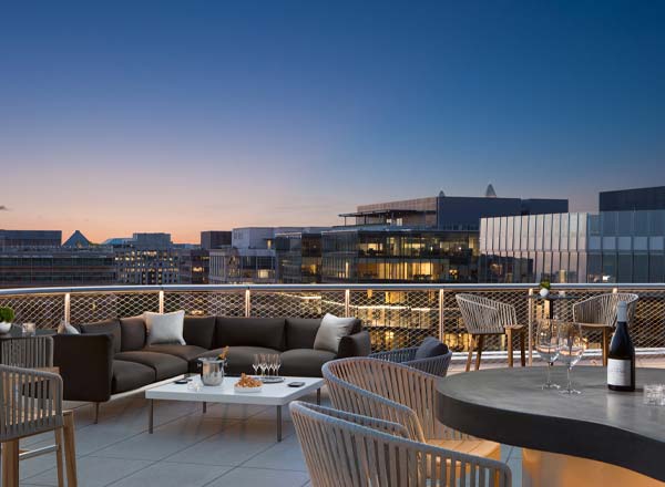Bar en la azotea Summit the Rooftop at Conrad en Washington DC
