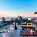 Bar en la azotea The Rooftop en Holiday Inn Pattaya en Pattaya