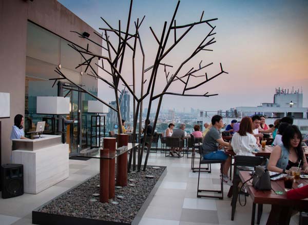 Bar en la azotea The Rooftop en Holiday Inn Pattaya en Pattaya
