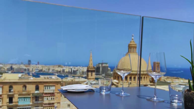 Bar en la azotea The Rooftop Restaurant and Lounge en la Embajada de Malta