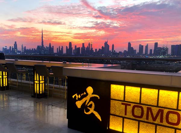 Bar en la azotea Tomo en Dubái